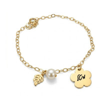 צמיד  חריטה עם תליון פרח בציפוי זהב ופנינה