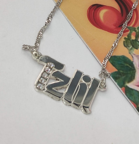 שרשרת שם באנגלית עם אבנים